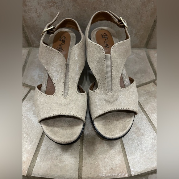 Eurosoft Vesa Slingback Sandals Size 6.5 Shiny Beige Heeled Cushioned Comfort - Picture 2 of 5